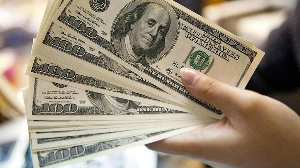 Quieren un dólar a $300 para que turistas vendan