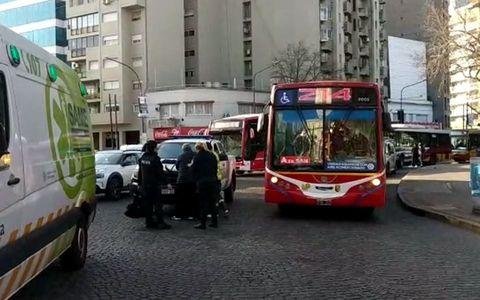 Una mujer hospitalizada tras ser embestida por un micro en Plaza Italia