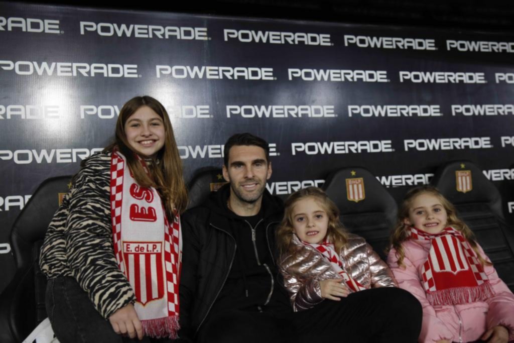 Mauro Boselli y familia, hinchas de lujo anoche en el triunfo ante Barracas