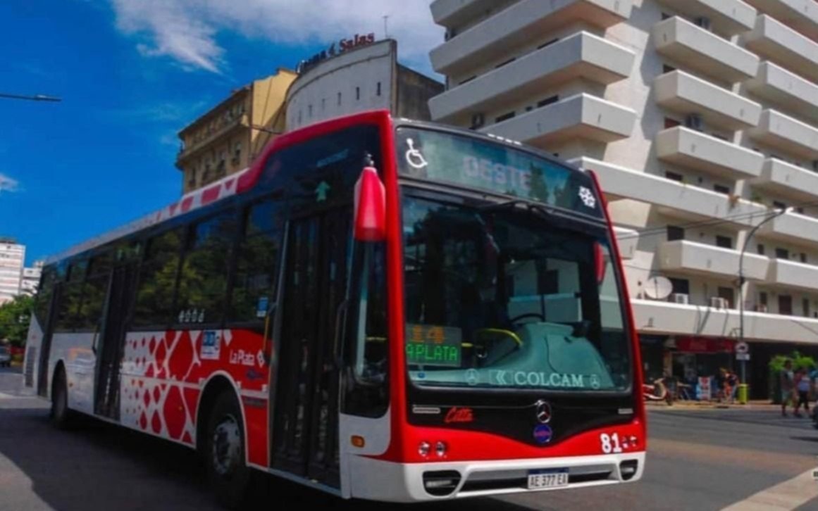 El Gobierno anunció un aumento del 40% en las tarifas de colectivos y trenes para La Plata y el AMBA