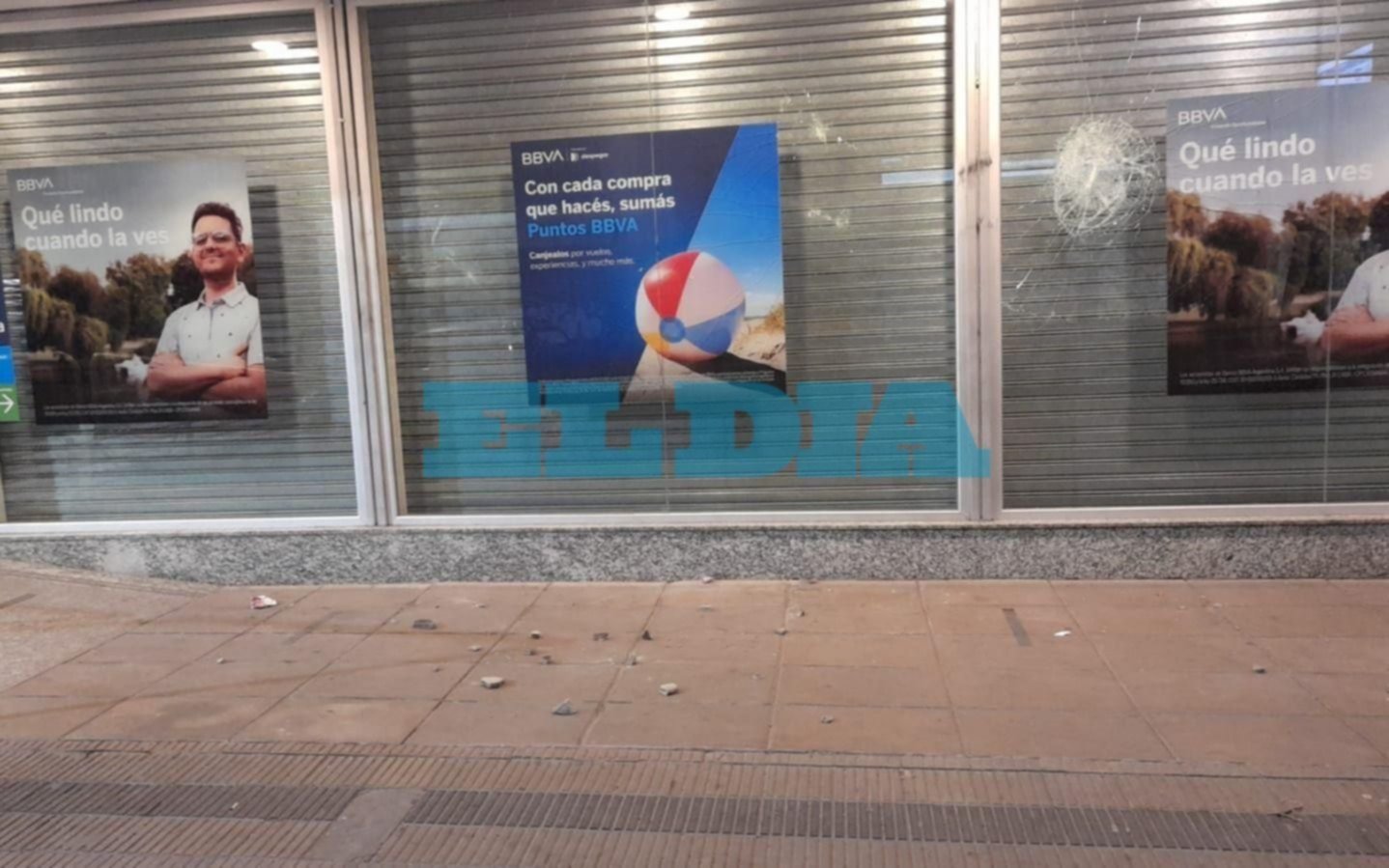 Revuelo en Barrio Norte: apedrearon una sucursal bancaria en plena madrugada