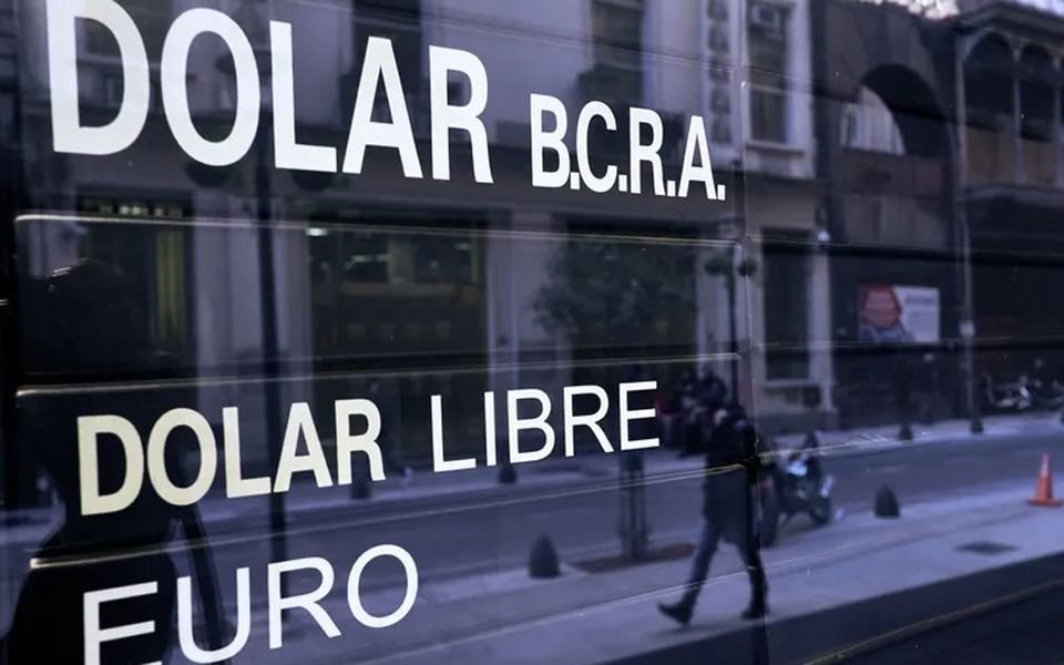 El dólar blue, descontrolado: trepó $20 y cerró a $337