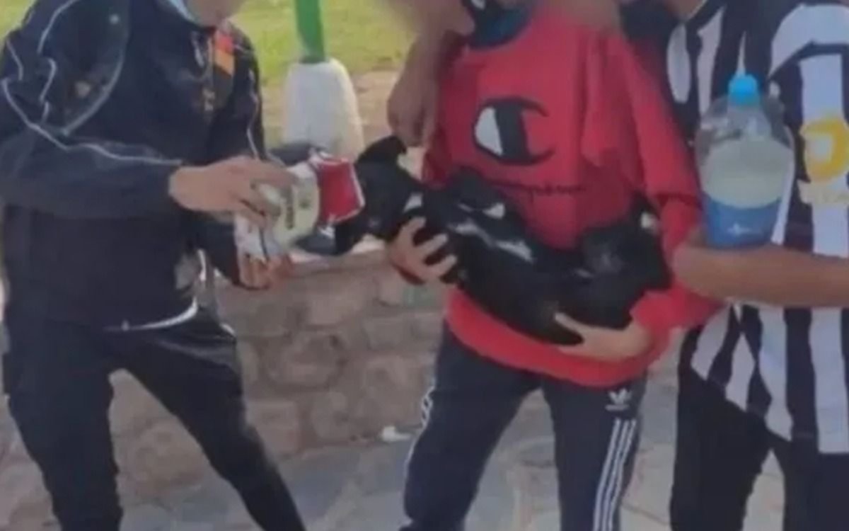 Le dieron vino en cartón a un perrito, subieron las fotos a las redes sociales y los escracharon