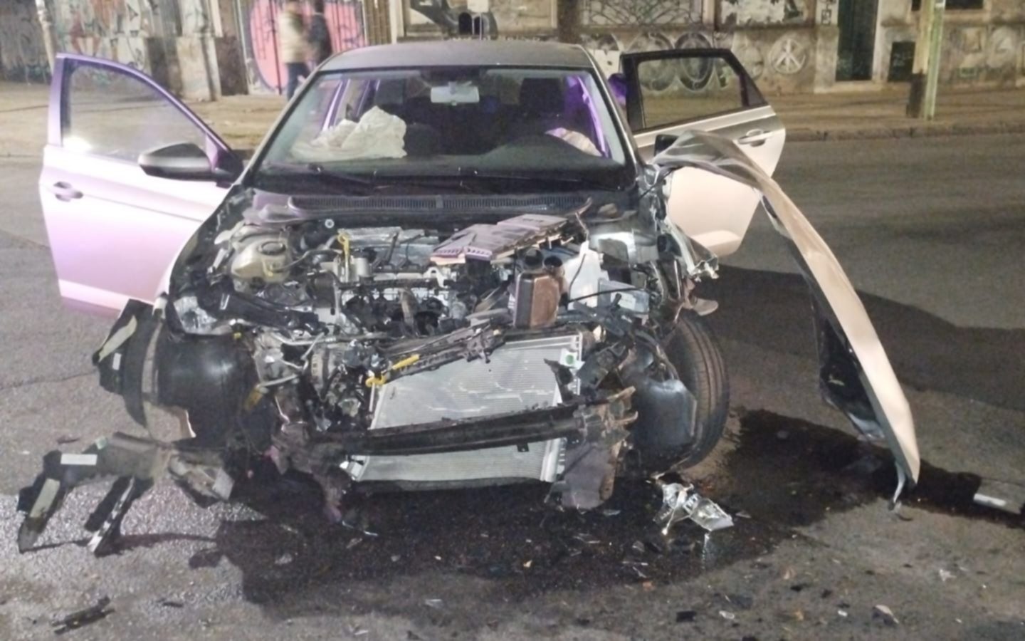 Fuerte accidente en La Plata: un camión de residuos chocó contra un auto y hubo heridos