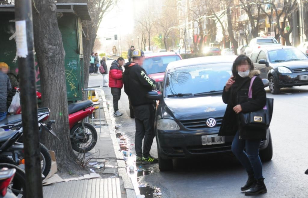 En La Plata, una jornada frenética para cuevas, arbolitos y deliveries