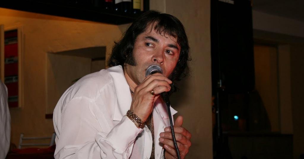 Roberto Roque homenajea a Sandro con su voz y sus pasos de baile