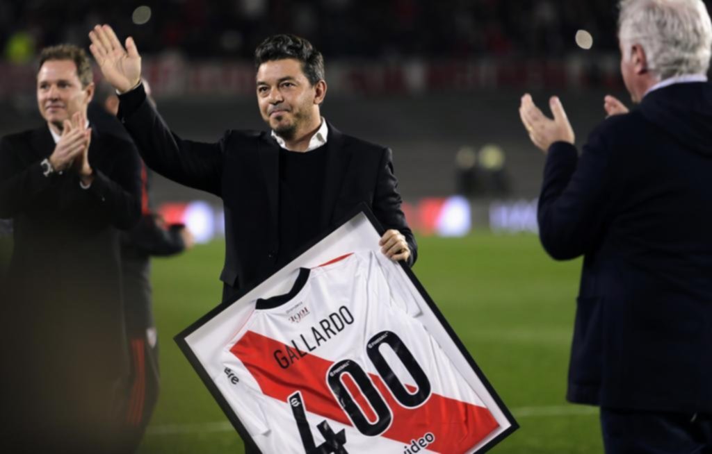 La dirigencia homenajeó a Gallardo con una camiseta, y la gente con otra ovación