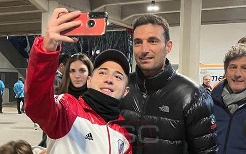 Lionel Scaloni sorprendió a todos con su presencia en el Estadio Monumental