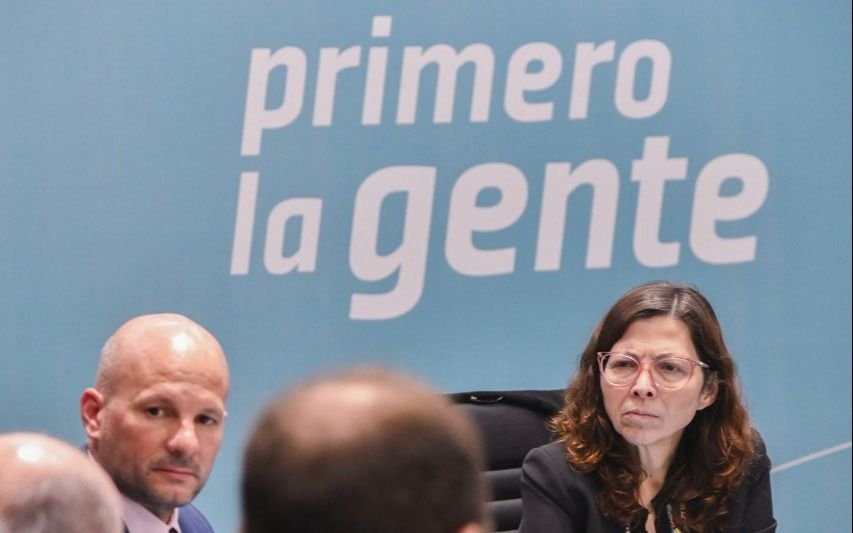 El Gobierno prohibió por decreto contratar nuevos empleados en el Estado: las excepciones