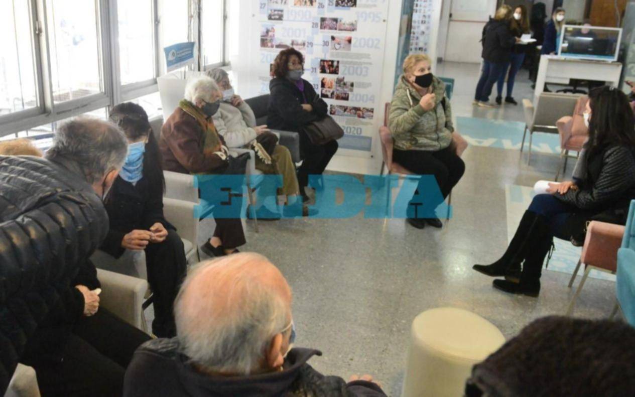 Afiliados con discapacidades protestaron en IOMA y denunciaron cese de prestaciones