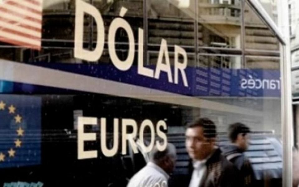 El dólar blue cerró una semana agitada: inestable, cotizó a $338
