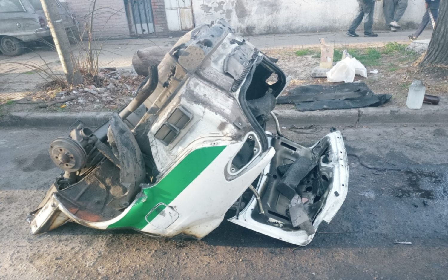 Los agarraron in fraganti "cortando" un taxi: tres detenidos en barrio Hipódromo