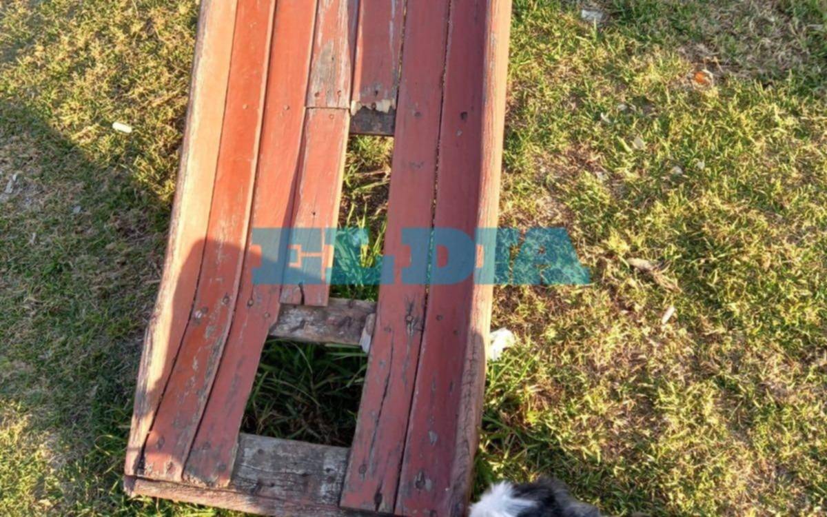 Juegos rotos y ausencia de hamacas en una plaza de Villa Elvira