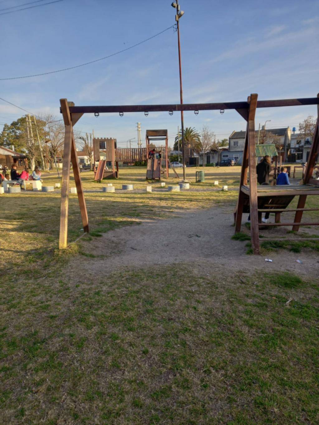Nuevo reclamo por los juegos en la plaza de 88 y 117