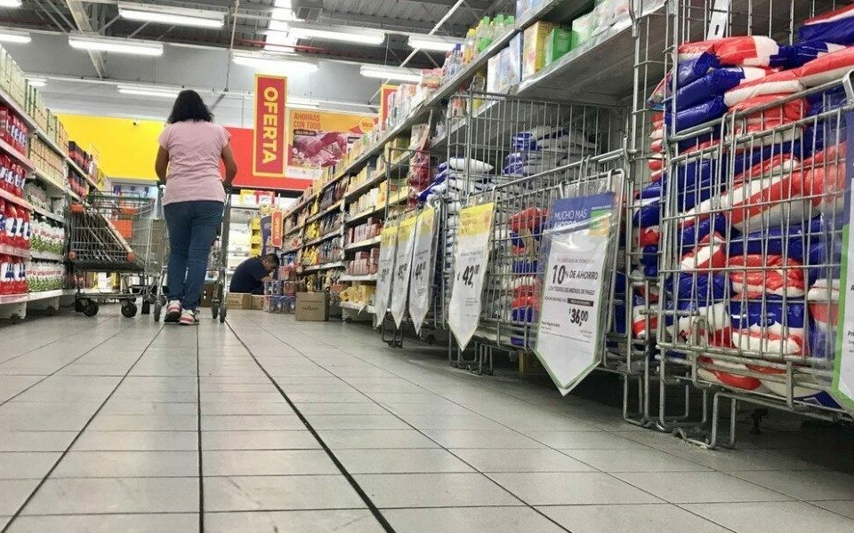 Tras la disparada del dólar alertan por faltante en góndolas de productos básicos