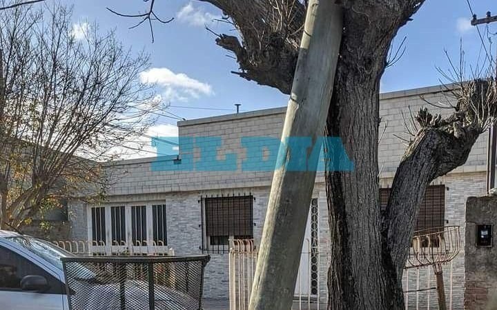 Temor por un poste caído en 148 y 59