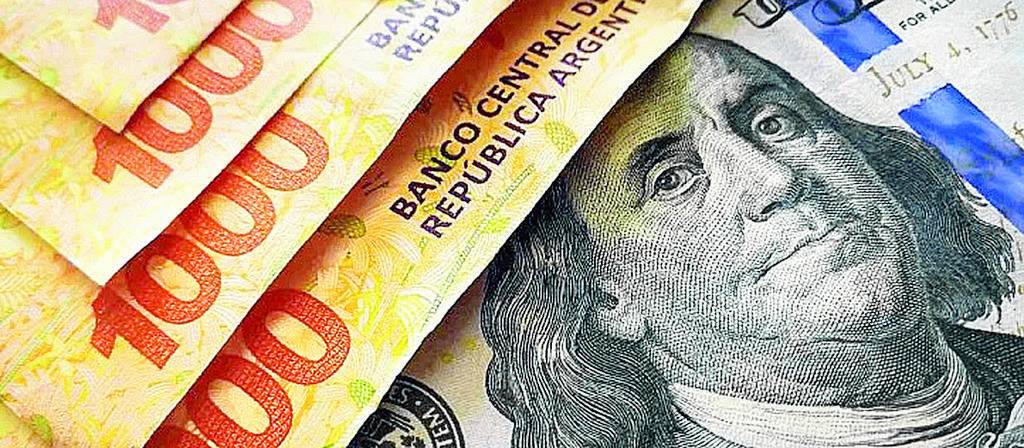 Cómo el fortalecimiento del dólar potencia la debilidad del peso