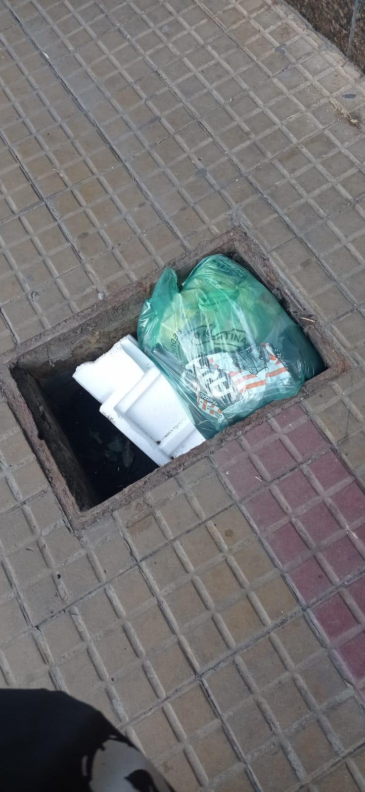 Sin tapa, una cámara quedó señalizada con residuos