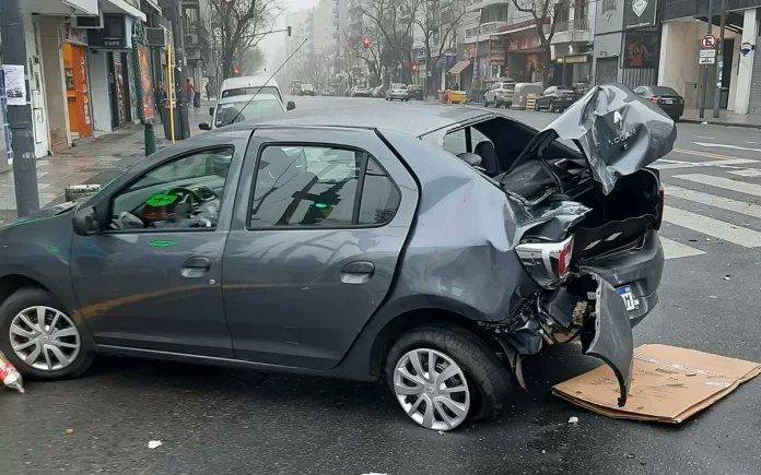Triple choque en Palermo: manejaba ebrio, embistió a dos autos y quiso escapar en taxi