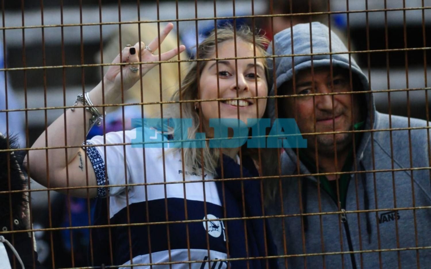 Aliento albiazul en las tribunas de 60 y 118: mirá la galería de fotos