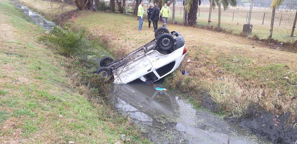 Choque y vuelco en el Centenario: un automovilista herido