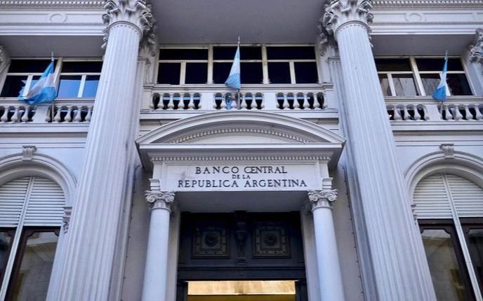 El dólar blue bajó cerca de $20 y sube el riesgo país, en medio de la expectativa por el anuncio de medidas