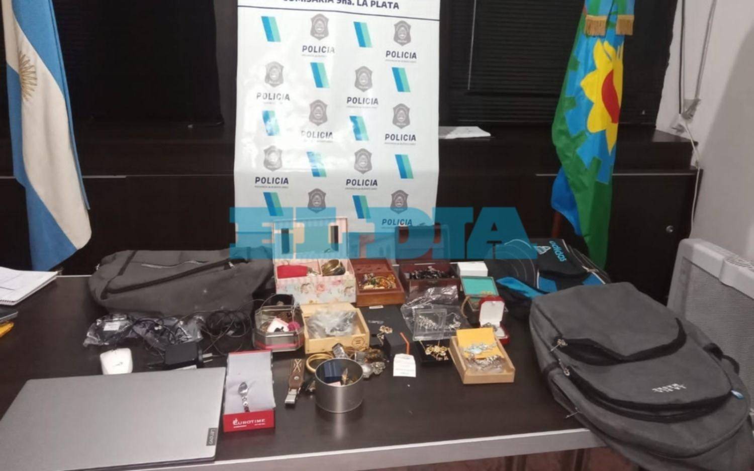 Dos menores autores de un escruche en La Plata: se llevaron una notebook, mochilas y relojes