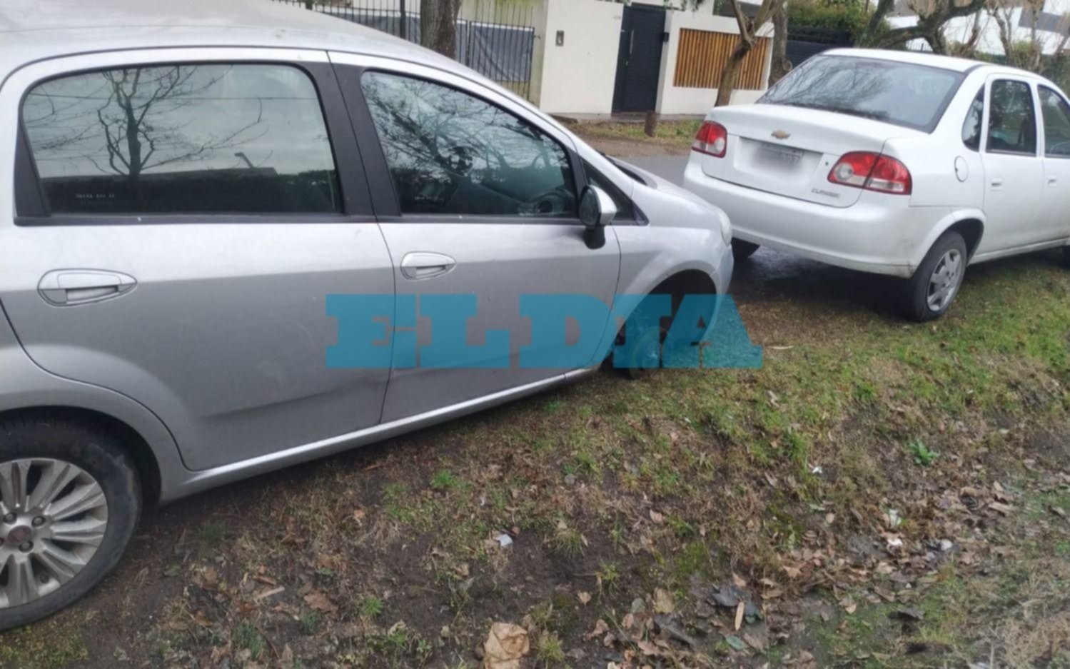 Los robaruedas no dan respiro en Gonnet: a un auto le sacaron dos neumáticos en minutos