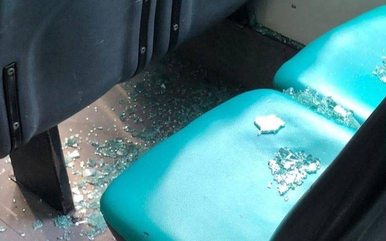 Apedrearon a un colectivo en la autopista