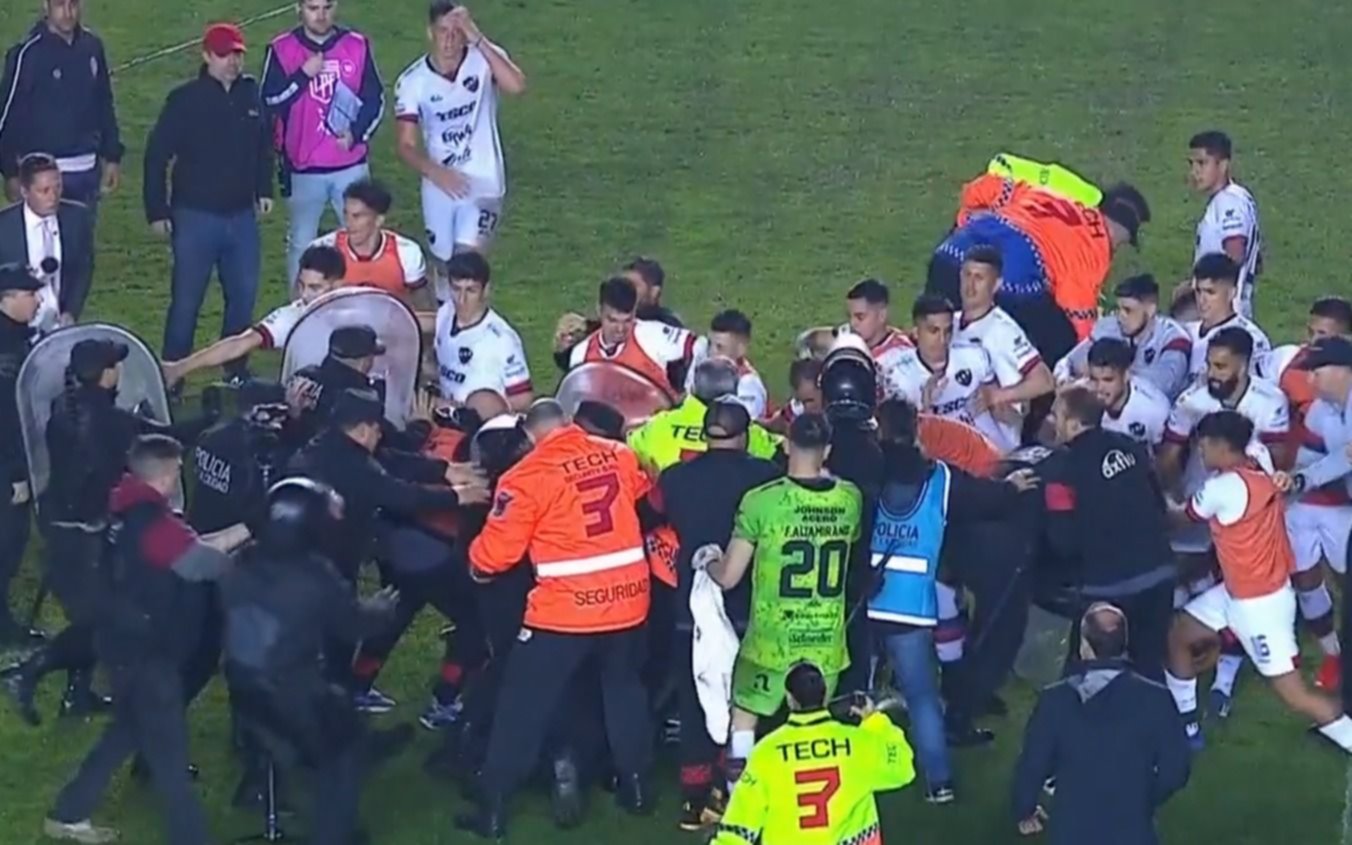 VIDEOS. Escándalo: los jugadores de Patronato se pelearon con la policía y Sava empujó a Baliño