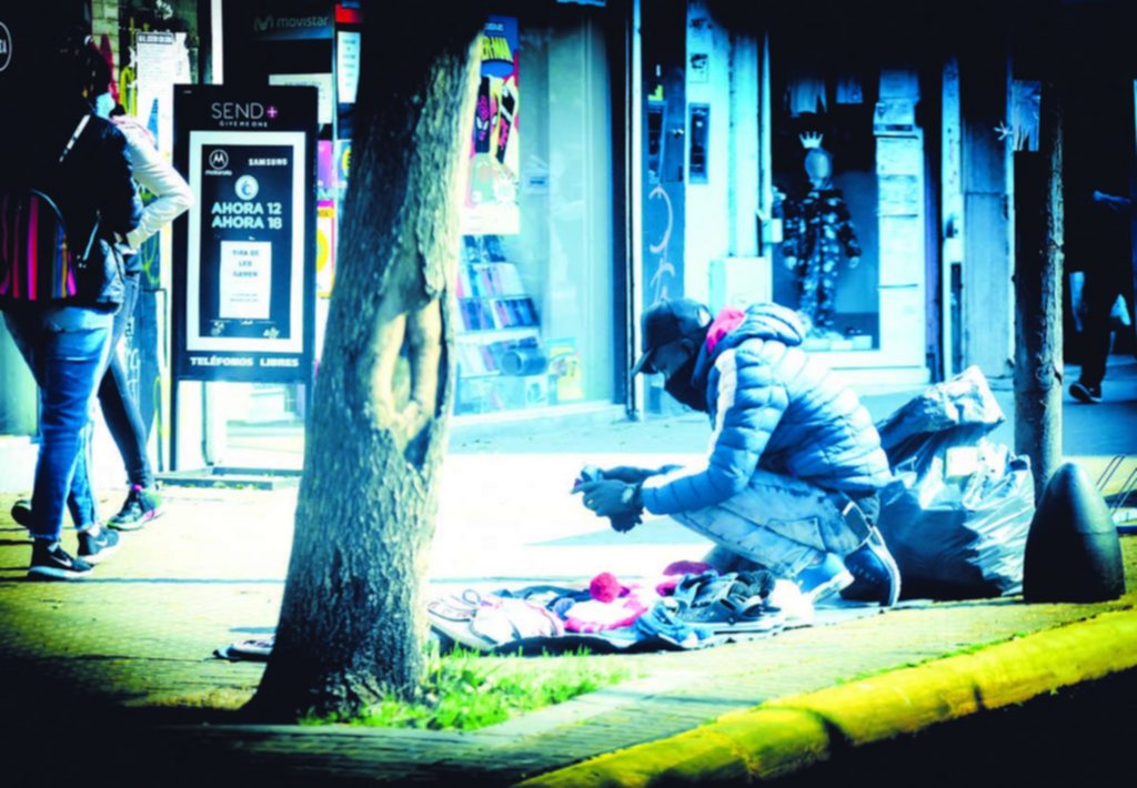 Sin vacaciones: la venta ilegal llena el centro pese a la lluvia