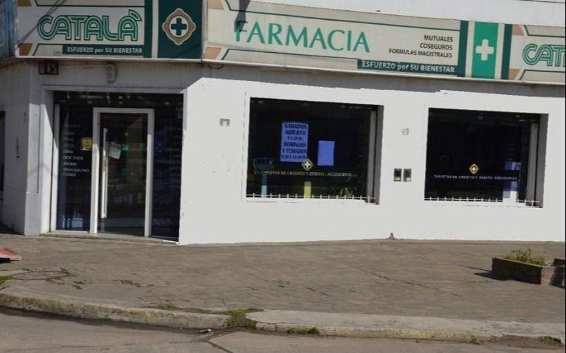 Pánico en un farmacia platense: le apuntaron a una nena y se robaron todo