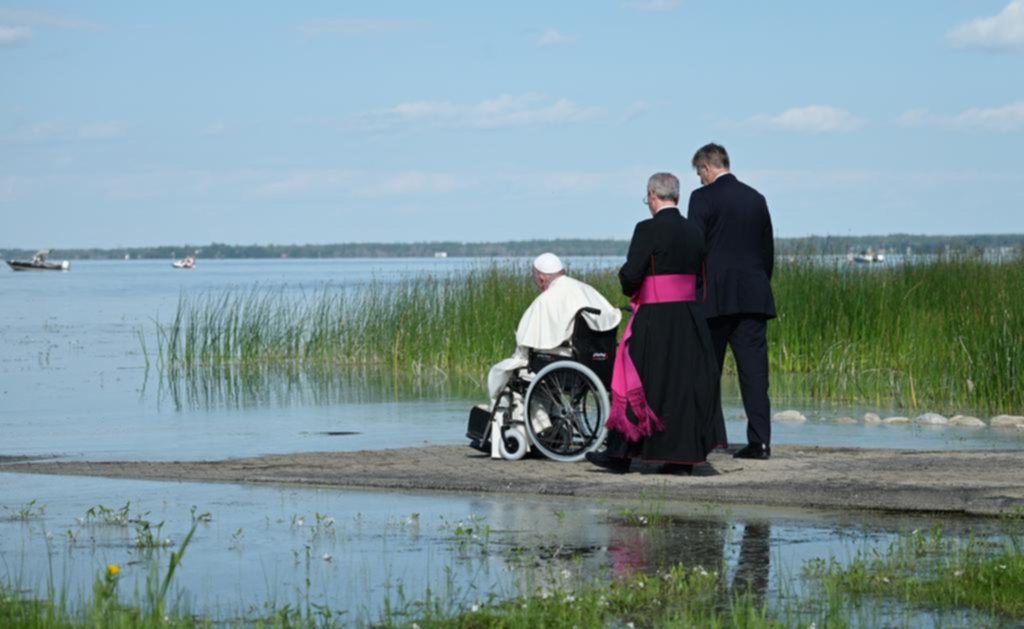 El Papa bendijo el lago Santa Ana y se reunió con el primer ministro de Canadá