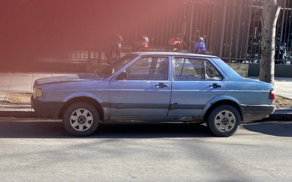 Afirman que hay autos abandonados "que ocupan la calle" en la zona del Teatro Argentino
