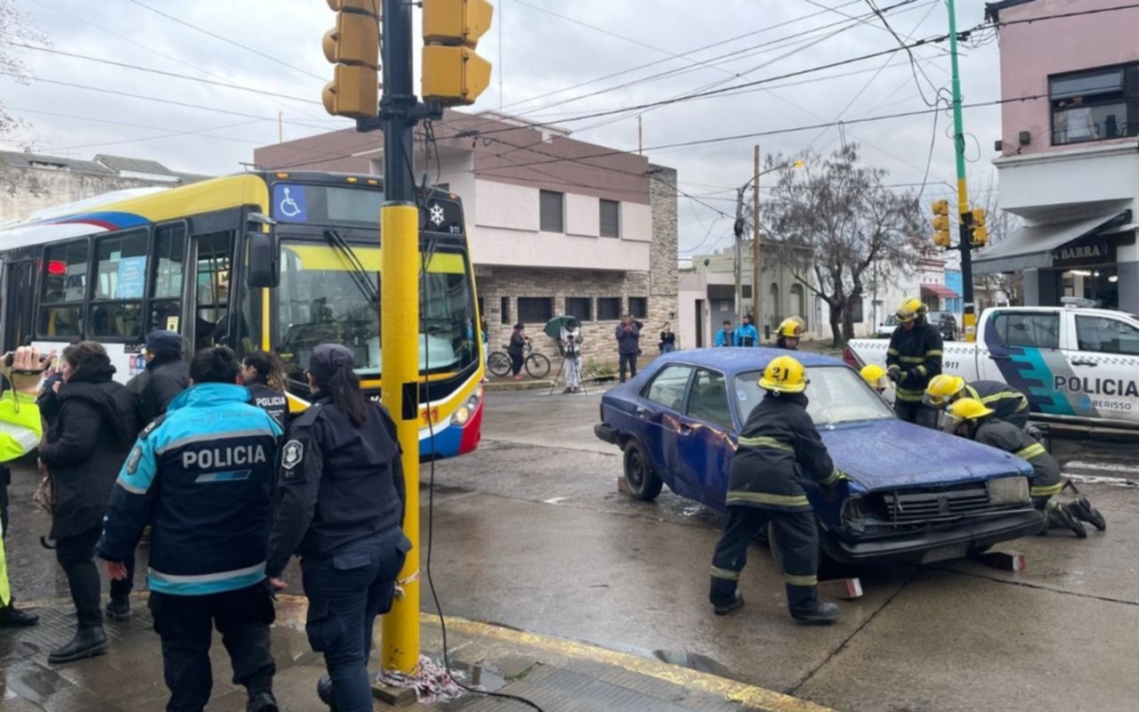 Sirenas, ambulancias y fuerte despliegue: así fue el simulacro de accidente en la Montevideo