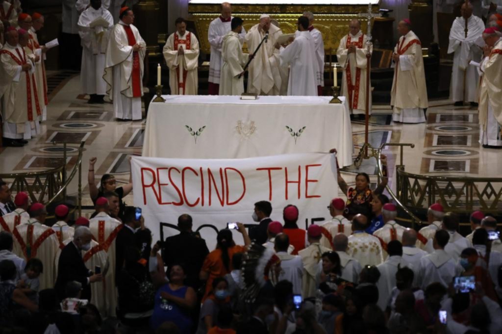 Indígenas le piden al Papa rescindir la “Doctrina del Descubrimiento”