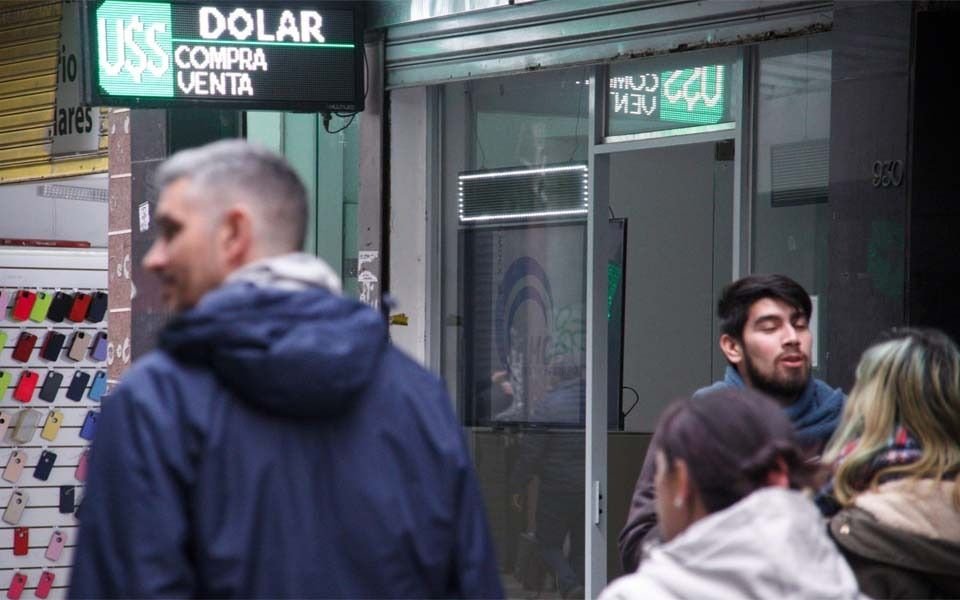 El dólar blue y los financieros por debajo de los $300 y retrocede el riesgo país