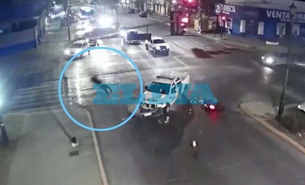 Video Impactante El Patrullero Que Cruzó En Rojo Y Levantó Por El Aire A Un Motociclista En 7 Y 72 8571