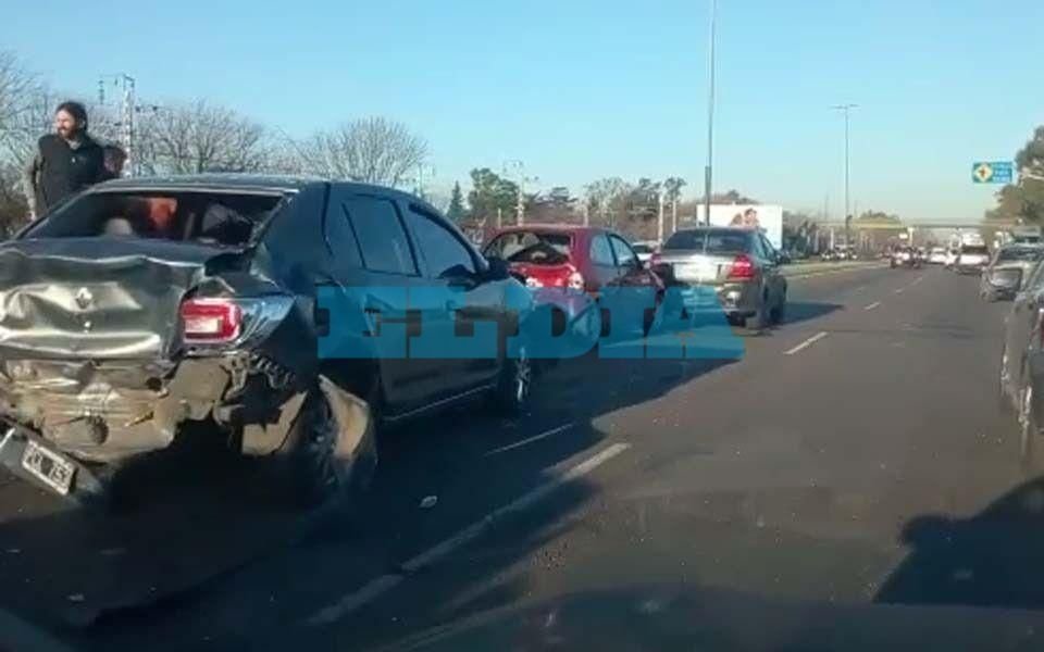 VIDEO. Choque múltiple en cadena y con heridos en Camino Centenario