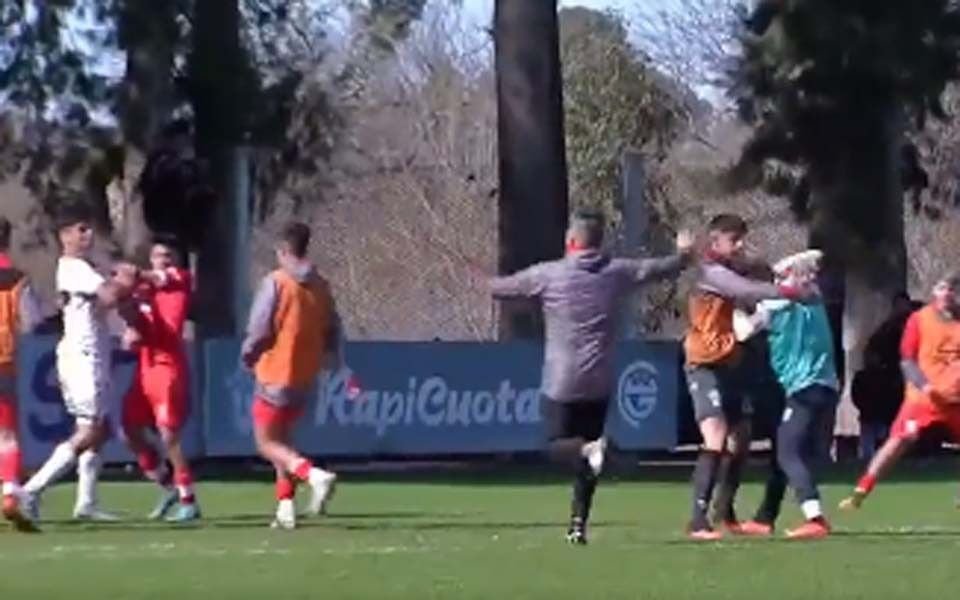 VIDEO. Piñas, corridas y batahola en el partido de Reserva entre Gimnasia y Huracán