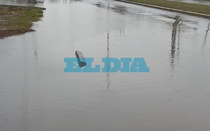 La pesadilla de los vecinos en Los Hornos: cada vez que llueve se hacen "lagunas" en las calles