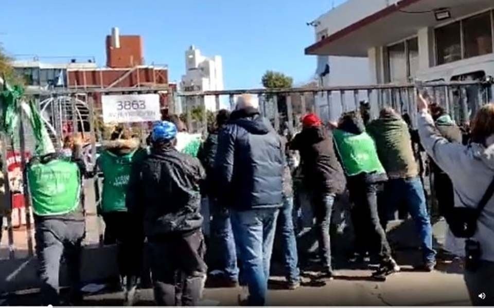 Una protesta en la Municipalidad de Lanús terminó en graves incidentes