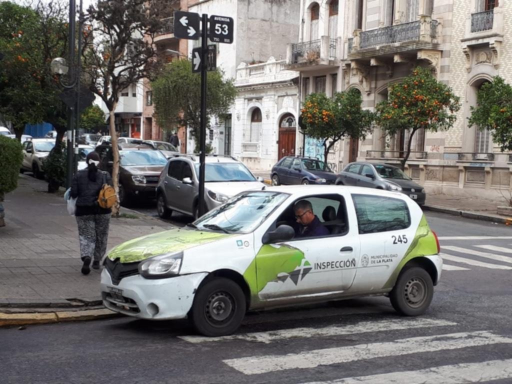 Queja por un vehículo oficial en una infracción de tránsito