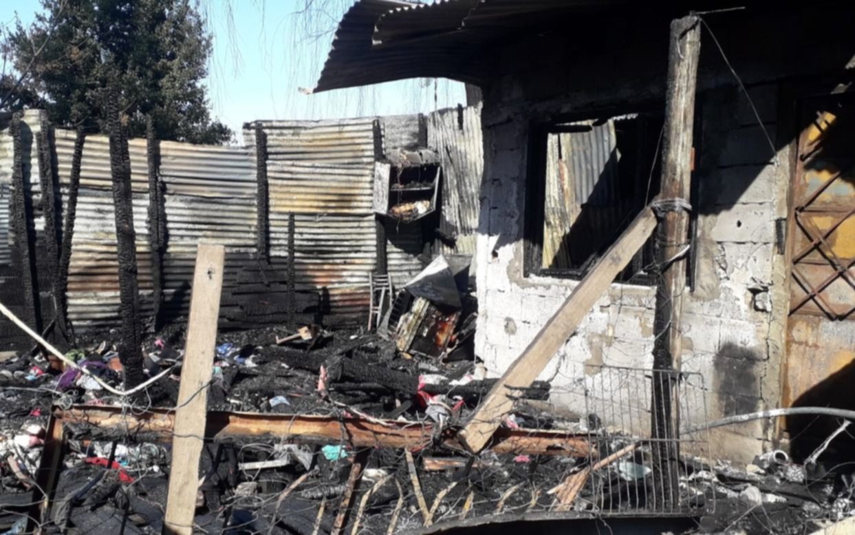 Las llamas de un incendio se devoraron dos casas sobre la 122