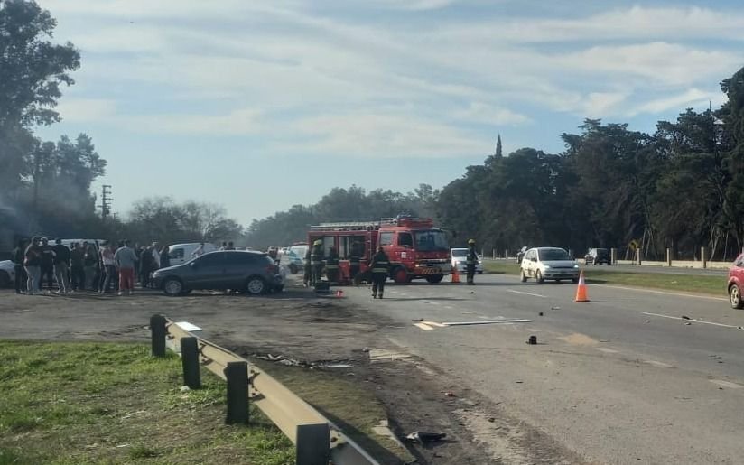 Triple choque en la Ruta 2: una mujer quedó atrapada entre los fierros