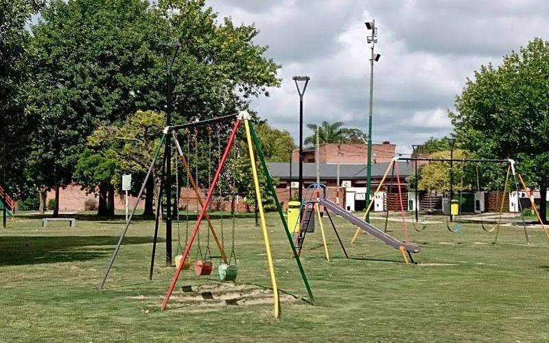 Falta de luces y calles rotas en la Plaza Mitre de City Bell