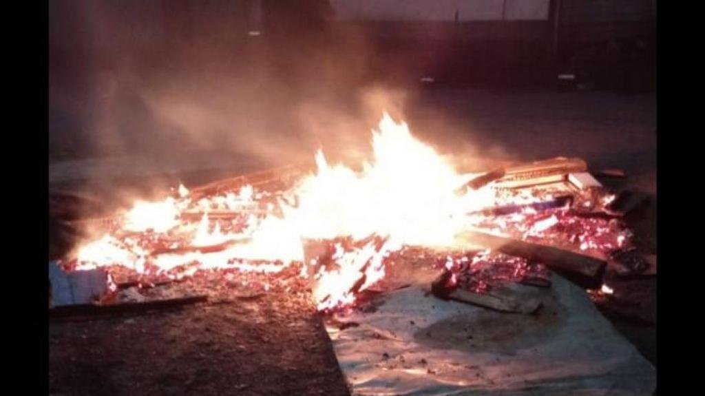 “Justicia por mano propia”: prenden fuego la casa de presuntos ladrones