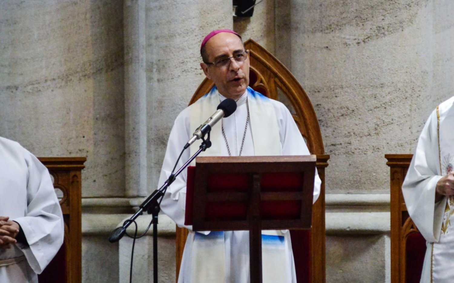 Fuerte advertencia del arzobispo platense: "Cualquier distracción de la política sepultará a los más pobres"