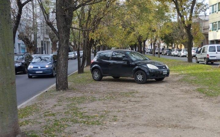 “Estacioná donde quieras” y en la rambla también