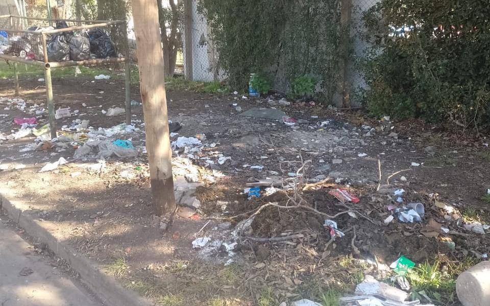 Residuos en la calle en la zona de 524 y 24